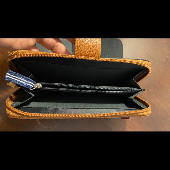 Ladies Nautica Wallet with ID Safe Protection - Picture 3 of 5